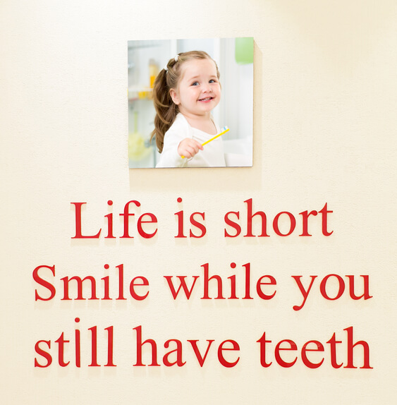 زندگی کوتاه است لبخند بزنید زمانی که هنوز دندان دارید.
